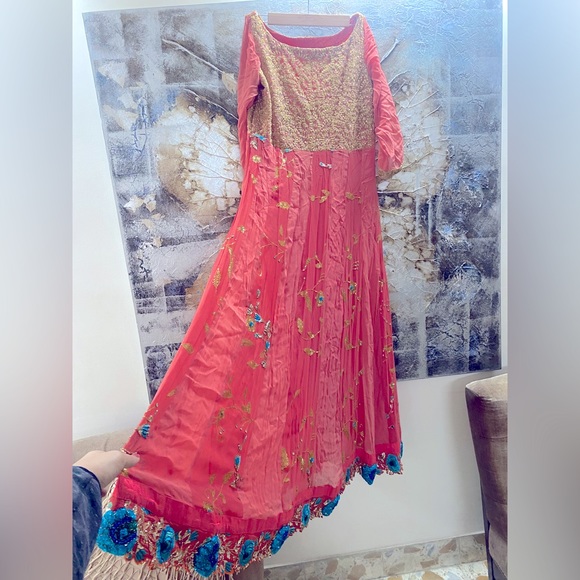 ❌❌SOLD❌❌ Pretty Peach Kurta with Aari Work. lovely hand work blue flower border - Picture 2 of 5